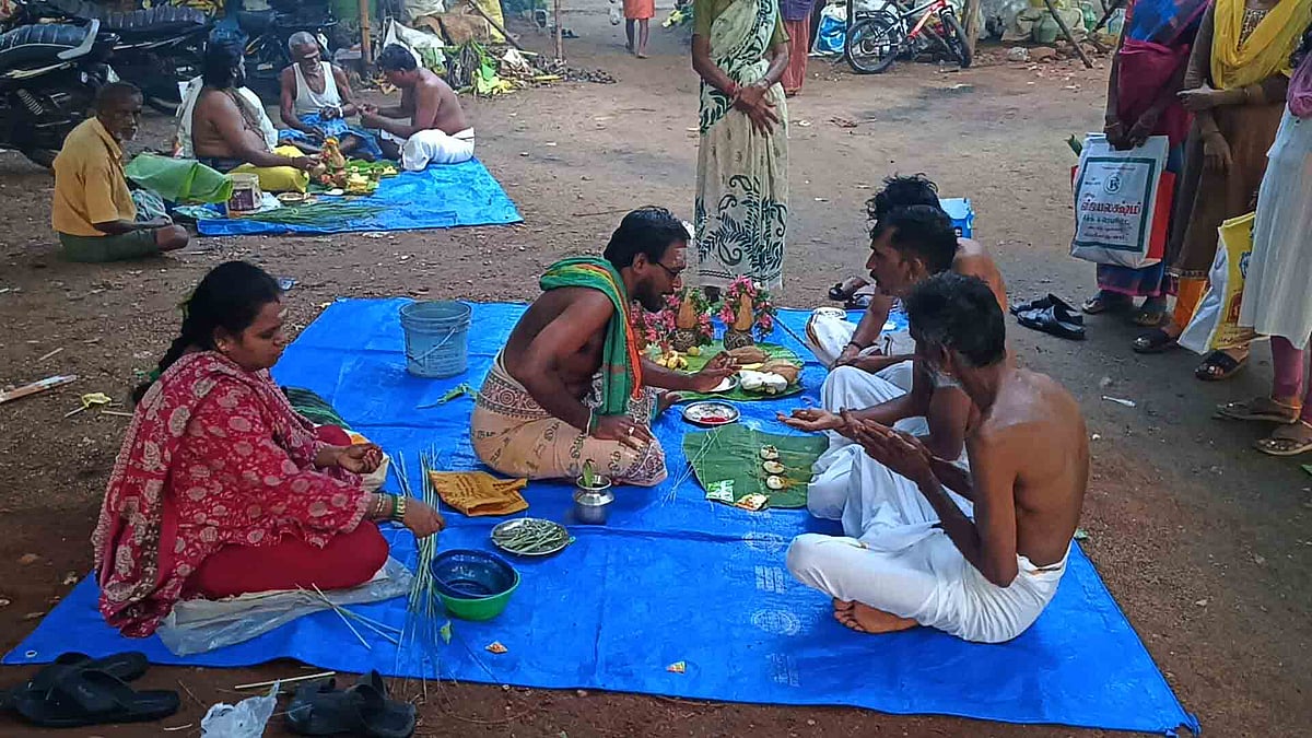 புரட்டாசி மகாளய அமாவாசை: அணைப்பட்டி வைகை கரையில் முன்னோர்களுக்கு தர்ப்பணம்!