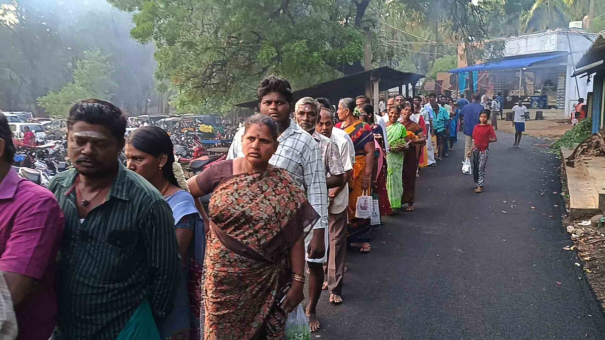 புரட்டாசி மகாளய அமாவாசை: அணைப்பட்டி வைகை கரையில் முன்னோர்களுக்கு தர்ப்பணம்!