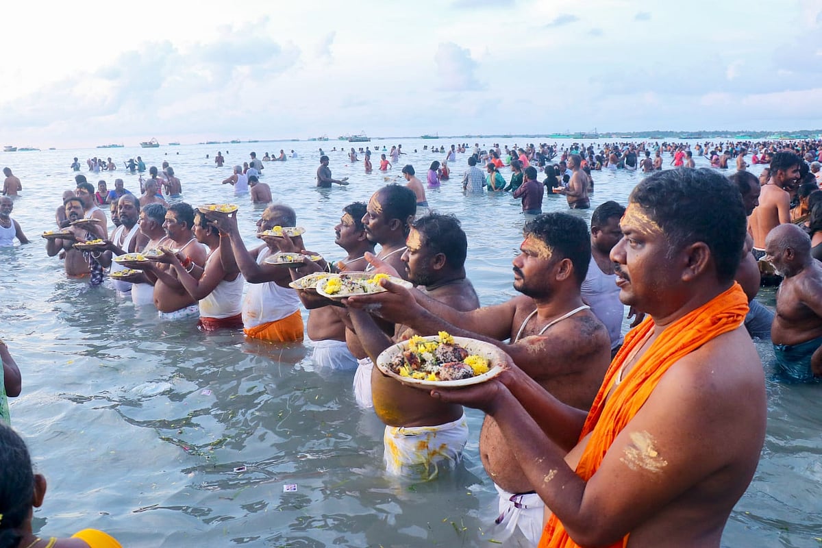 மஹாளய அமாவாசை: இராமேஸ்வரம் அக்னி தீர்த்தக் கடற்கரையில் முன்னோர்களுக்கு  தர்ப்பணம்