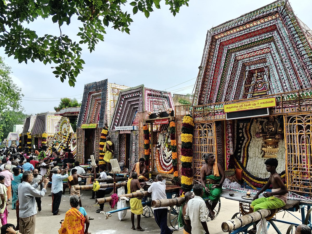 நெல்லை: புகழ்பெற்ற பாளையங்கோட்டை தசரா திருவிழா தொடக்கம்; அணிவகுத்த அம்மன் சப்பரங்கள் | Photo Album