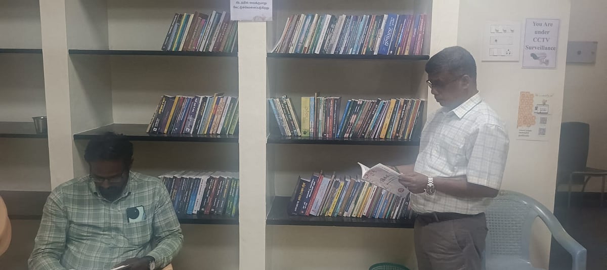 பார்வையாளர் அறையில் புத்தகம் படிப்பவர்கள்