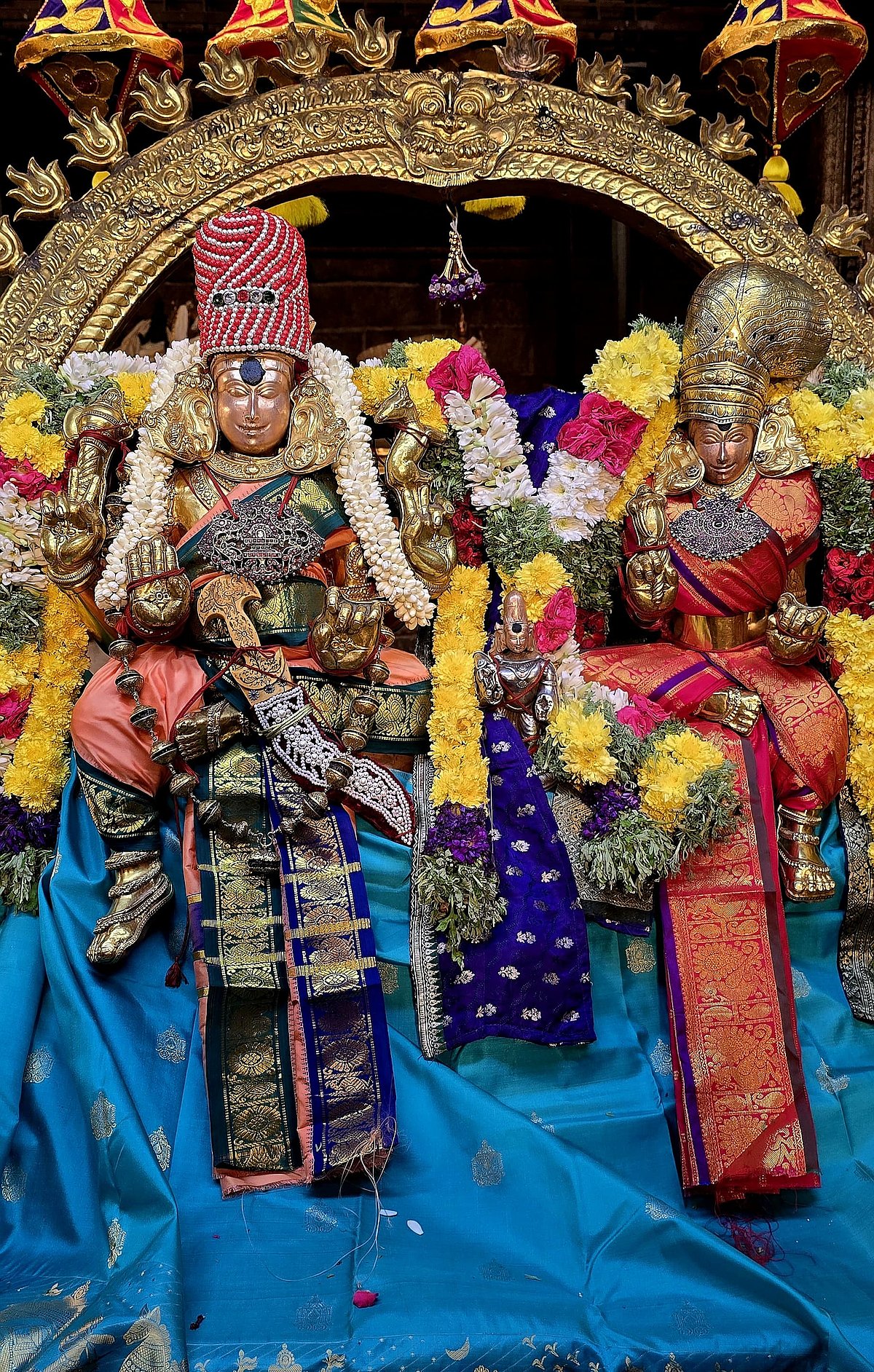 நவராத்திரி திருவிழா;   இராஜராஜேசுவரி அலங்காரத்தில் அருள்பாலித்த மீனாட்சி அம்மன்!