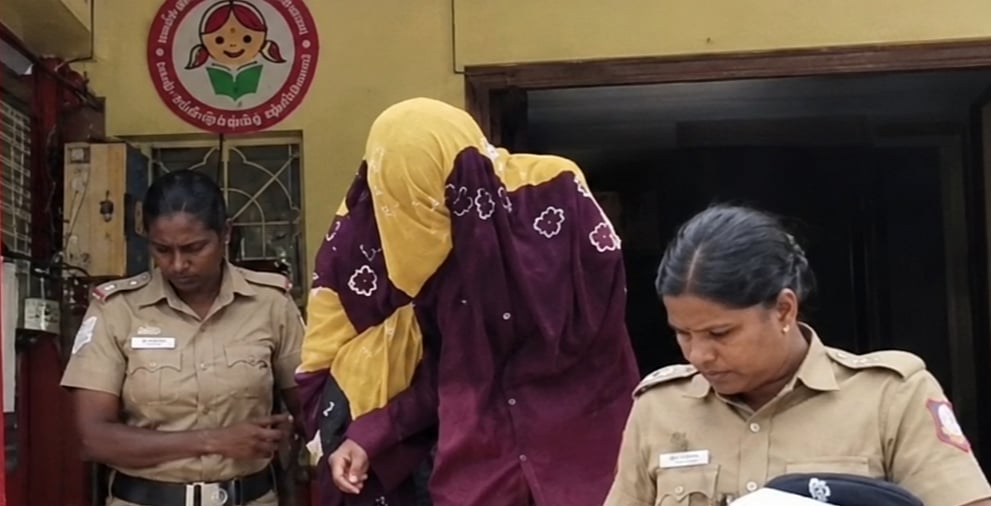 தருமபுரி : களவுக்குப் போன கல்லூரி மாணவிகள் - உறவினர்களுடன் கைதான அதிர்ச்சி சம்பவம்!