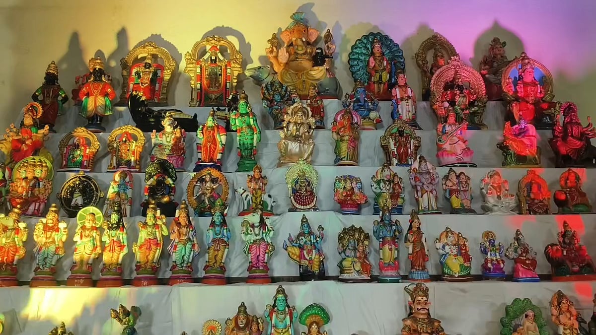 திண்டுக்கல்: பத்மகிரீஸ்வரர் கோயிலில் பிரமாண்ட கொலு - Photo Album