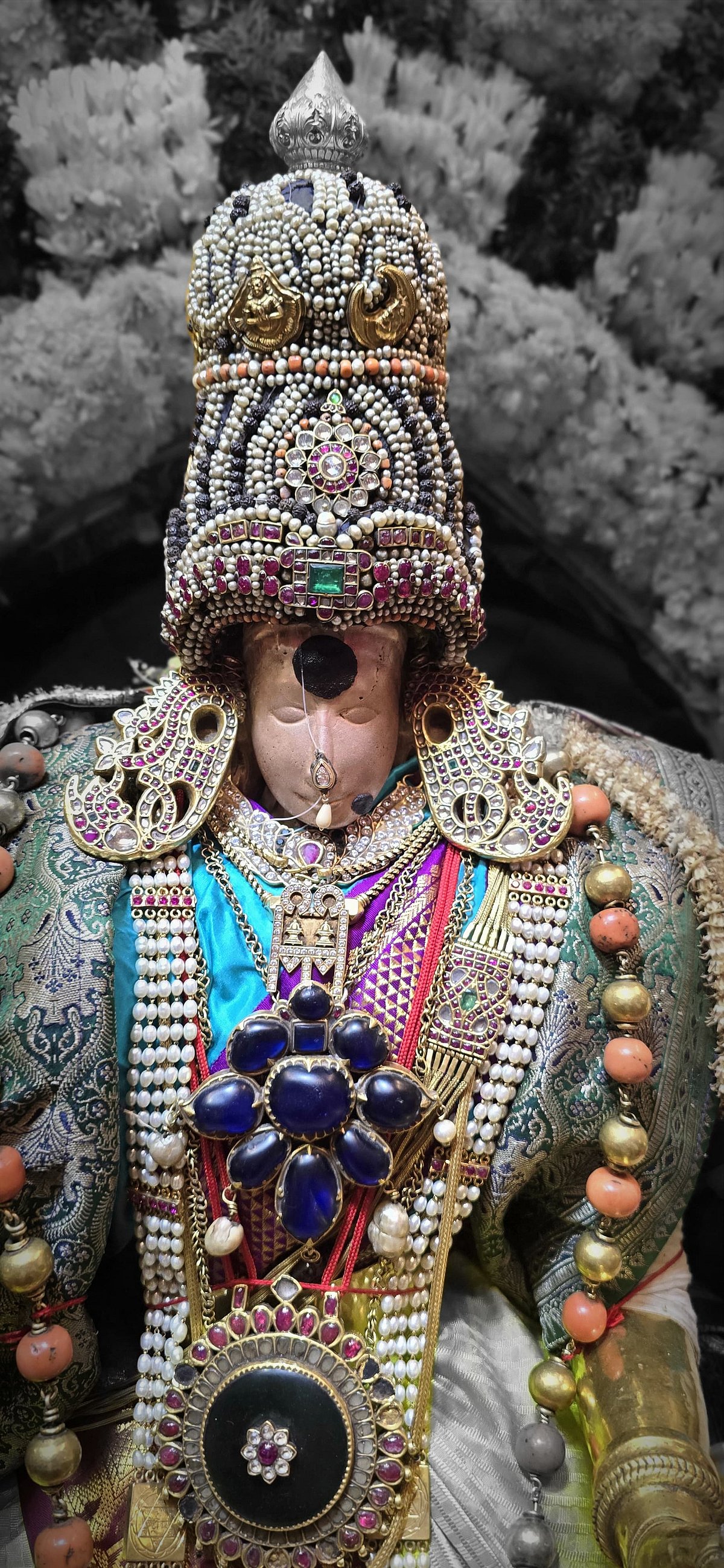 நவராத்திரி திருவிழா;   இராஜராஜேசுவரி அலங்காரத்தில் அருள்பாலித்த மீனாட்சி அம்மன்!
