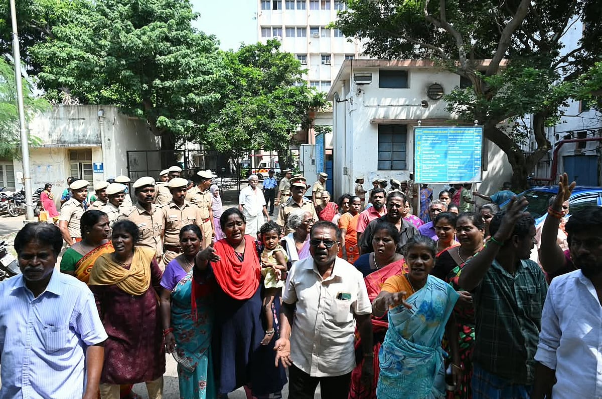 பிணவறைக்கு வெளியே நவீனின் உறவினர்கள்