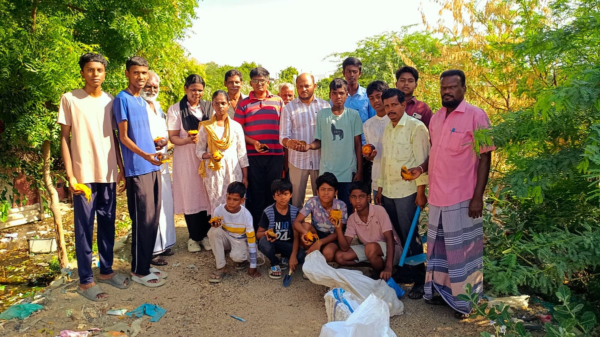 புத்தகத்தில் இல்லாத வாழ்க்கைப் பாடம்! – சமூகச் சேவையில் மாணவர்களை ஈடுபடுத்தும் ஆசிரியர் நெகிழ்ச்சி