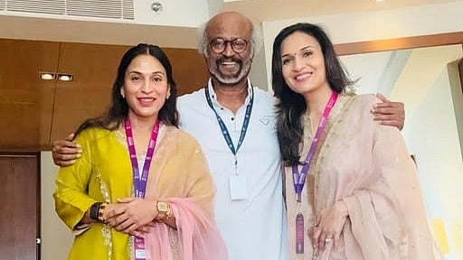 "சூப்பர் ஸ்டாருக்குப் பின்னால் ஒரு அன்பான தந்தை இருக்கிறார்"- ரஜினி குறித்து நெகிழும் மகள்கள்
