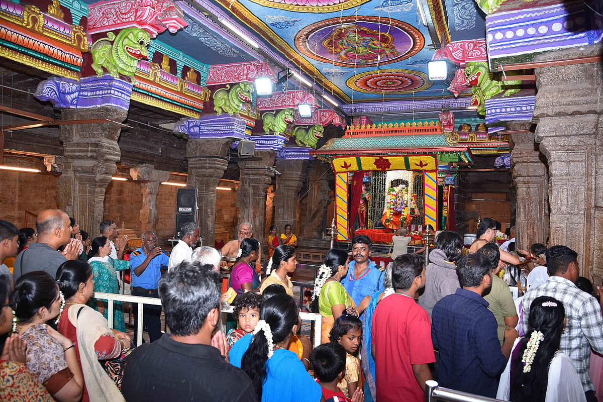 மதுரை மீனாட்சி திருக்கோயில் நவராத்திரி விழா: 6 ஆம் நாள் மீனாட்சி ஊஞ்சல் திருக்கோலம் | Photos