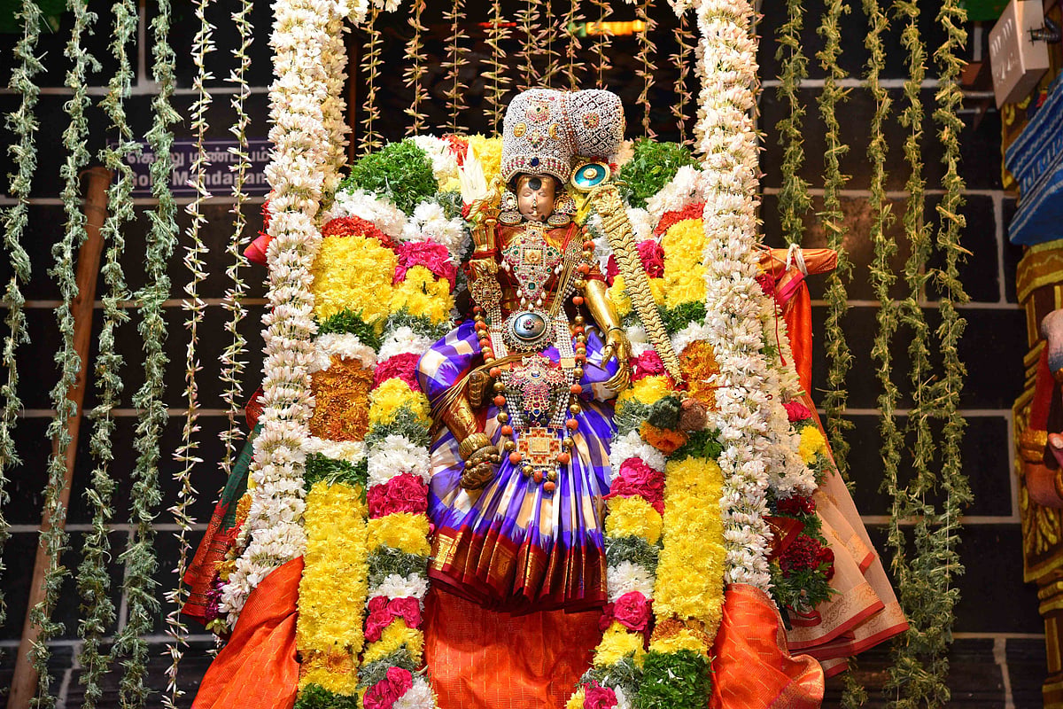 மதுரை மீனாட்சி திருக்கோயில் நவராத்திரி விழா: 6 ஆம் நாள் மீனாட்சி ஊஞ்சல் திருக்கோலம் | Photos