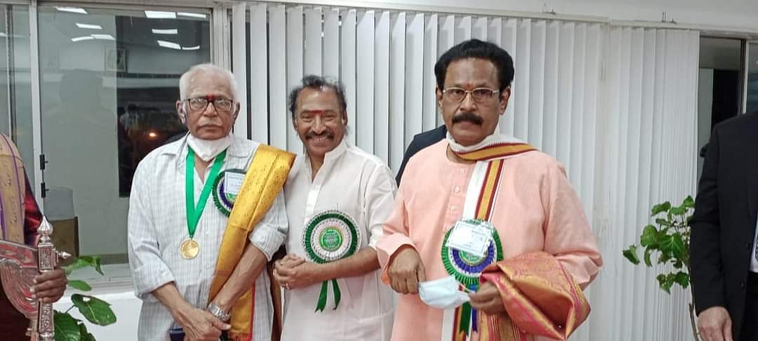 தேவாவுடன் எம்.எஸ் பெருமாள், அவரது சகோதரர் சுகி சிவம்