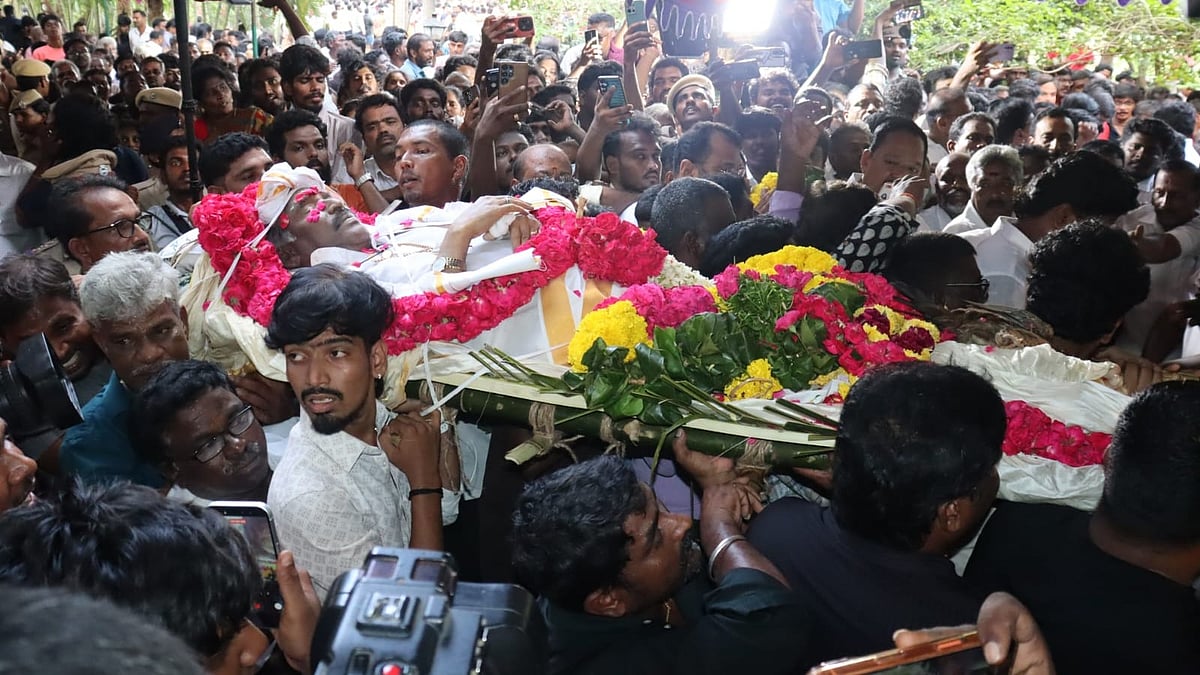 72 குண்டுகள் முழங்க அரசு மரியாதையுடன் தேவா உடல் நல்லடக்கம்; சொந்த ஊர் மக்கள் திரண்டு வந்து அஞ்சலி!