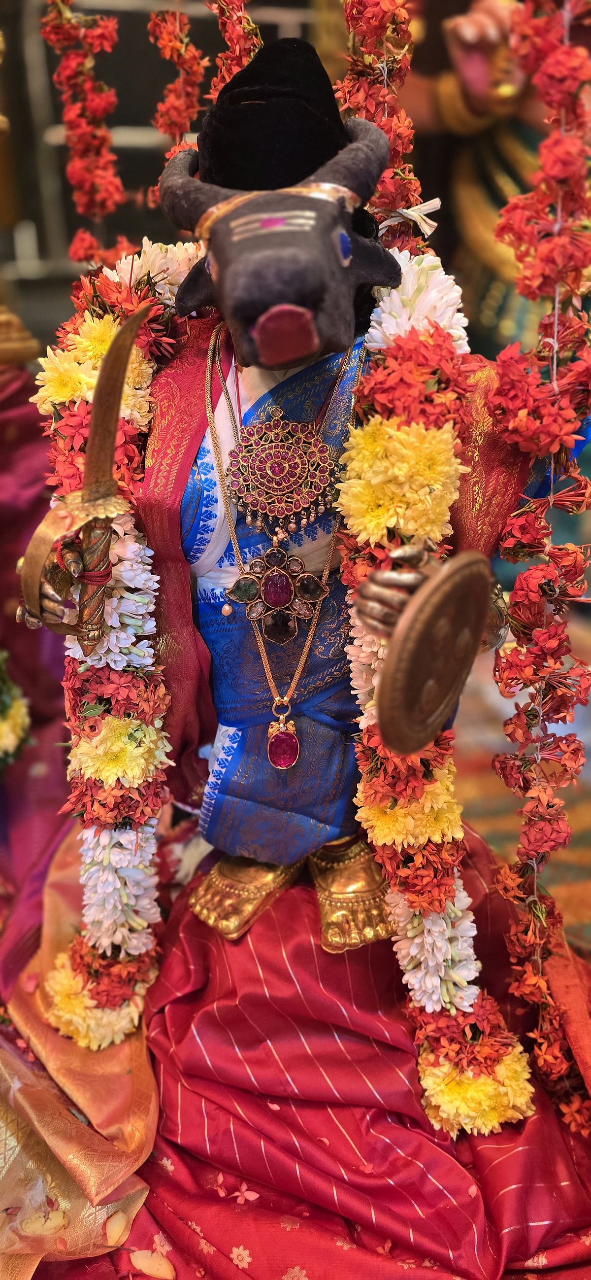 மீனாட்சி சுந்தரேசுவரர்  நவராத்திரி திருவிழா; 8-ம் நாள்... அன்னையின் மகிஷாசுரமர்த்தினி திருக்கோலம்!