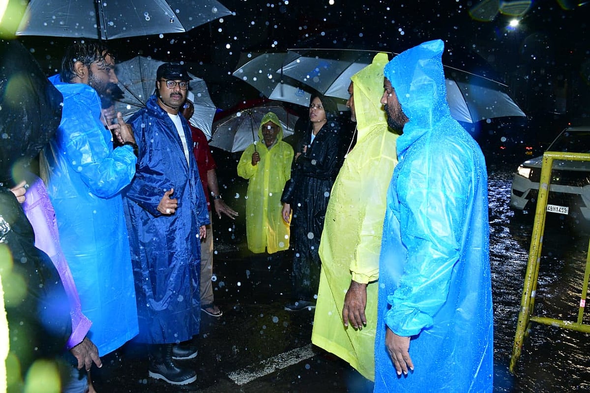 களத்தில் அதிகாரிகள்