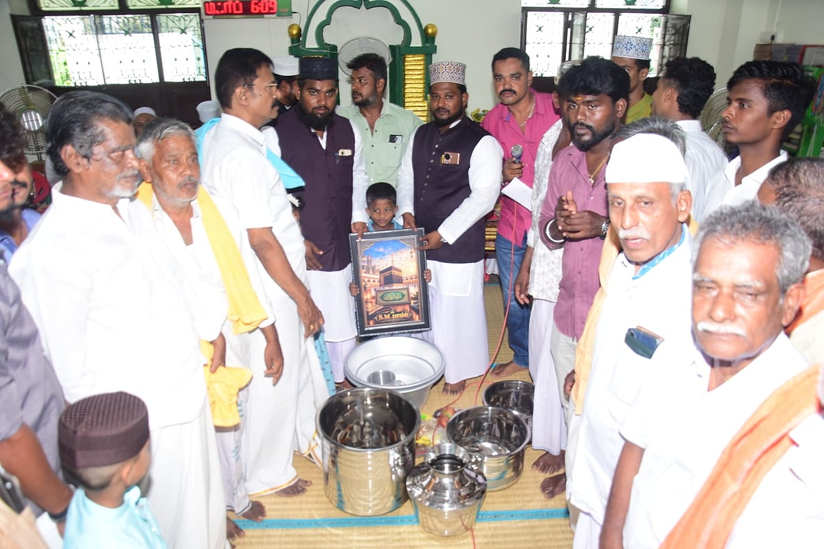 மதுரை: கோவிலிலிருந்து பள்ளிவாசலுக்கு சீர்வரிசை… தேனூரில் நெகிழ வைத்த மத நல்லிணக்க திருவிழா! | Photos