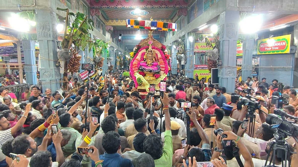 திரும்பும் திசையெங்கும் செவ்வாடை பக்தர்களின் ஓங்கி ஒலிக்கும் காளி கோஷம்! குலுங்கி வரும் குலசை தசரா!