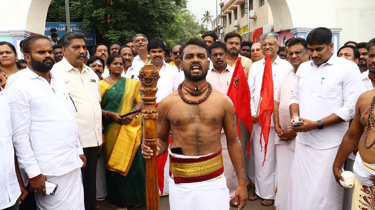 ராஜ ராஜ சோழனின் 1,041-வது சதய விழா - விழாக்கோலத்தில் தஞ்சாவூர் பெரிய கோயில்!