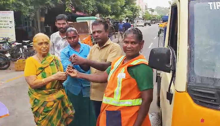 குப்பையோடு போன 5½ பவுன் செயின்: தேடி எடுத்துக் கொடுத்த தூய்மை தேவதைகள்! - திருச்சி நெகிழ்ச்சி