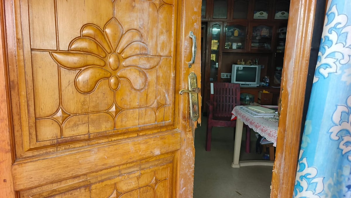 கரூர்: ஆசிரியர் வீட்டில் 32 பவுன் நகை திருட்டு; காவல் நிலையம் அருகிலேயே அதிர்ச்சி சம்பவம்