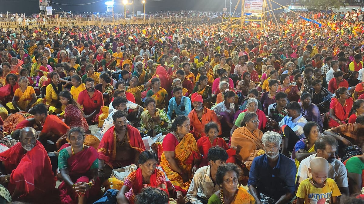 சம்ஹாரத்தைக் காண கடற்கரையில் குவிந்த பக்தர்கள்