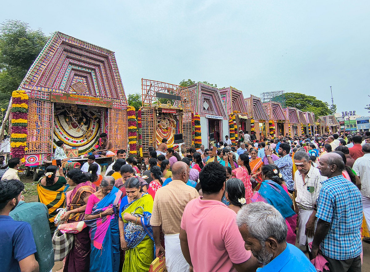 புகழ் பெற்ற திருநெல்வேலி பாளையங்கோட்டை தசரா திருவிழா! அணிவகுத்து காட்சியளித்த 12 அம்மன் சப்பரங்கள்.!