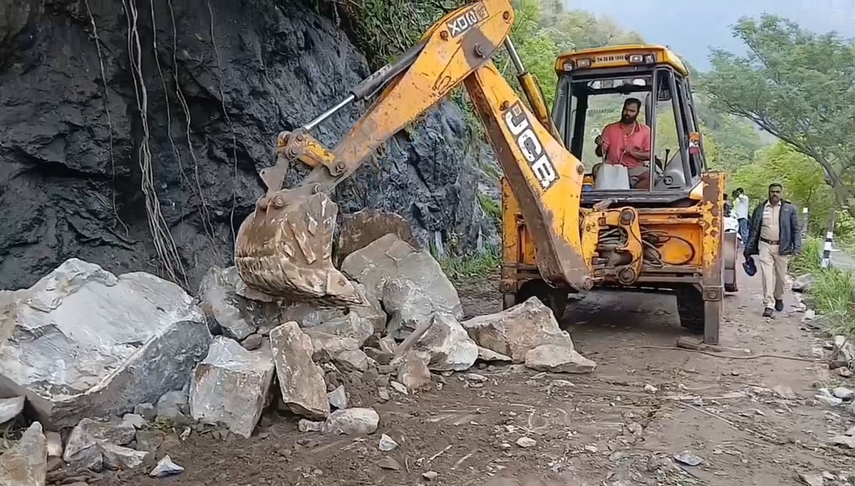 வால்பாறை: கொண்டை ஊசி வளைவில் சரிந்து விழுந்த ராட்சத பாறைகள்... சுற்றுலா பயணிகள் செல்ல தற்காலிக தடை!
