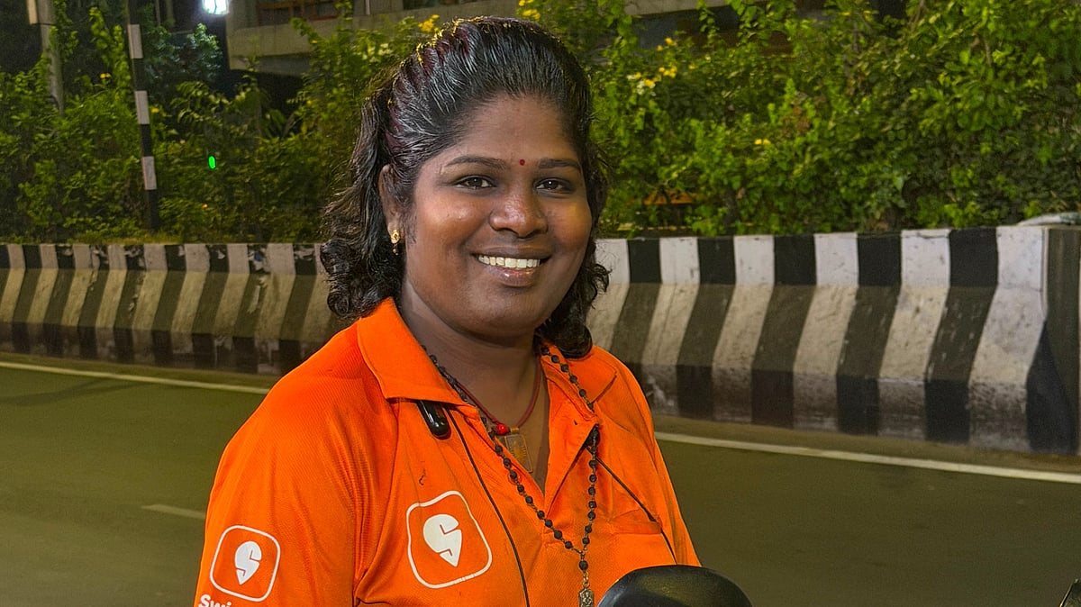 ஒதுக்கிய சமூகம்; விடாத சுயமரியாதை; உழைப்பை ஆயுதமாக்கிப் போராடும் திருநங்கை ஸ்மிதா