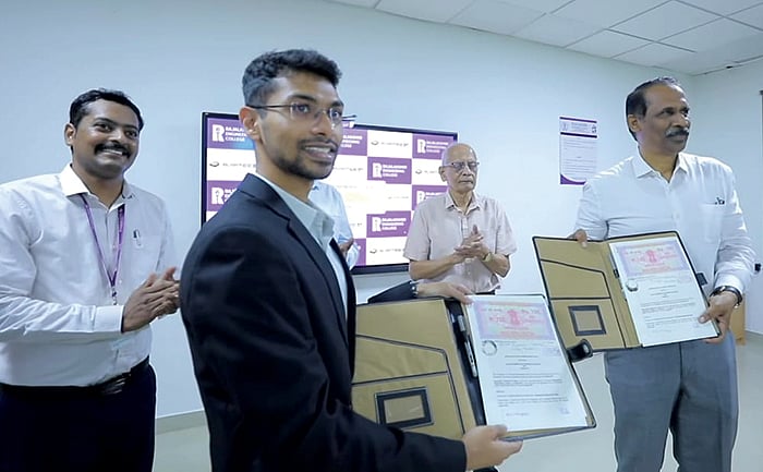பைக்கை ஓட்டுவது மட்டுமல்ல… அதற்குள் என்ன நடக்கிறது என்பதையும் கற்றுக்கொள்ளும் மாணவர்கள்!