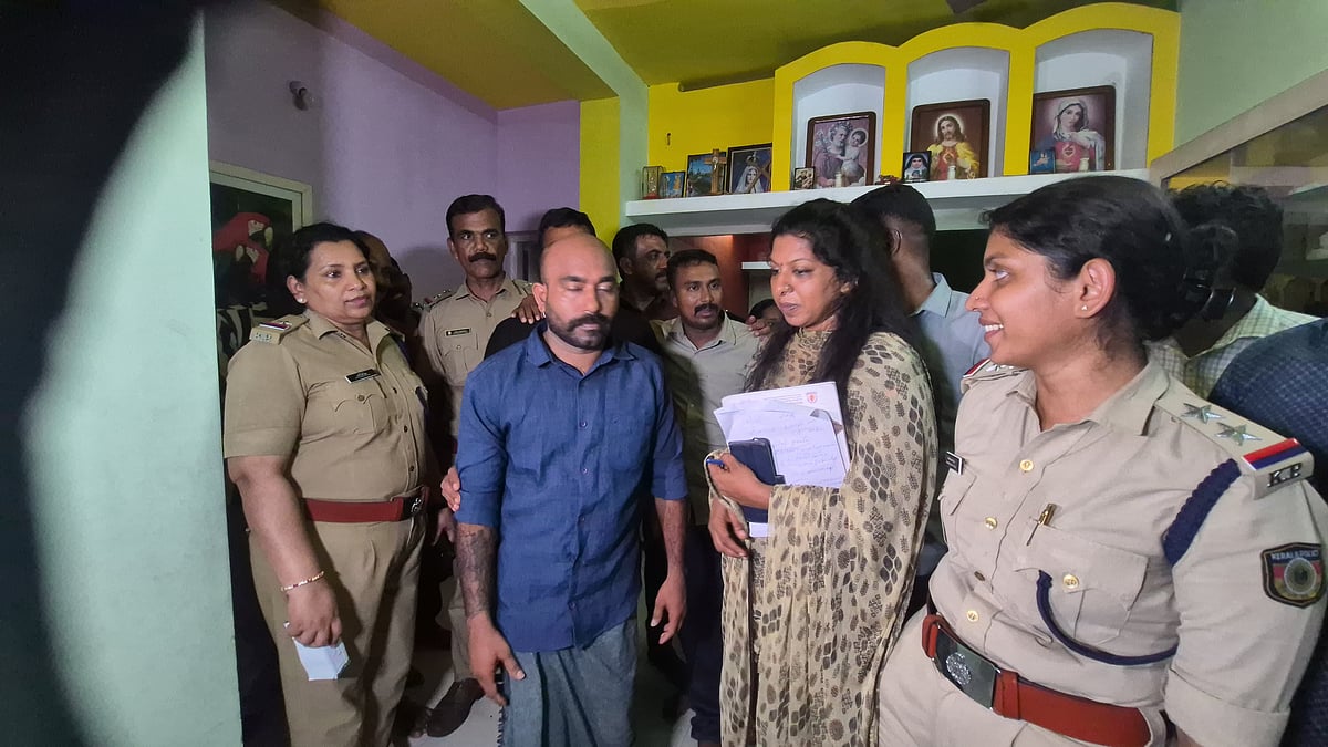 சிபியோனிடம் விசாரணை நடத்தும் போலீஸார்