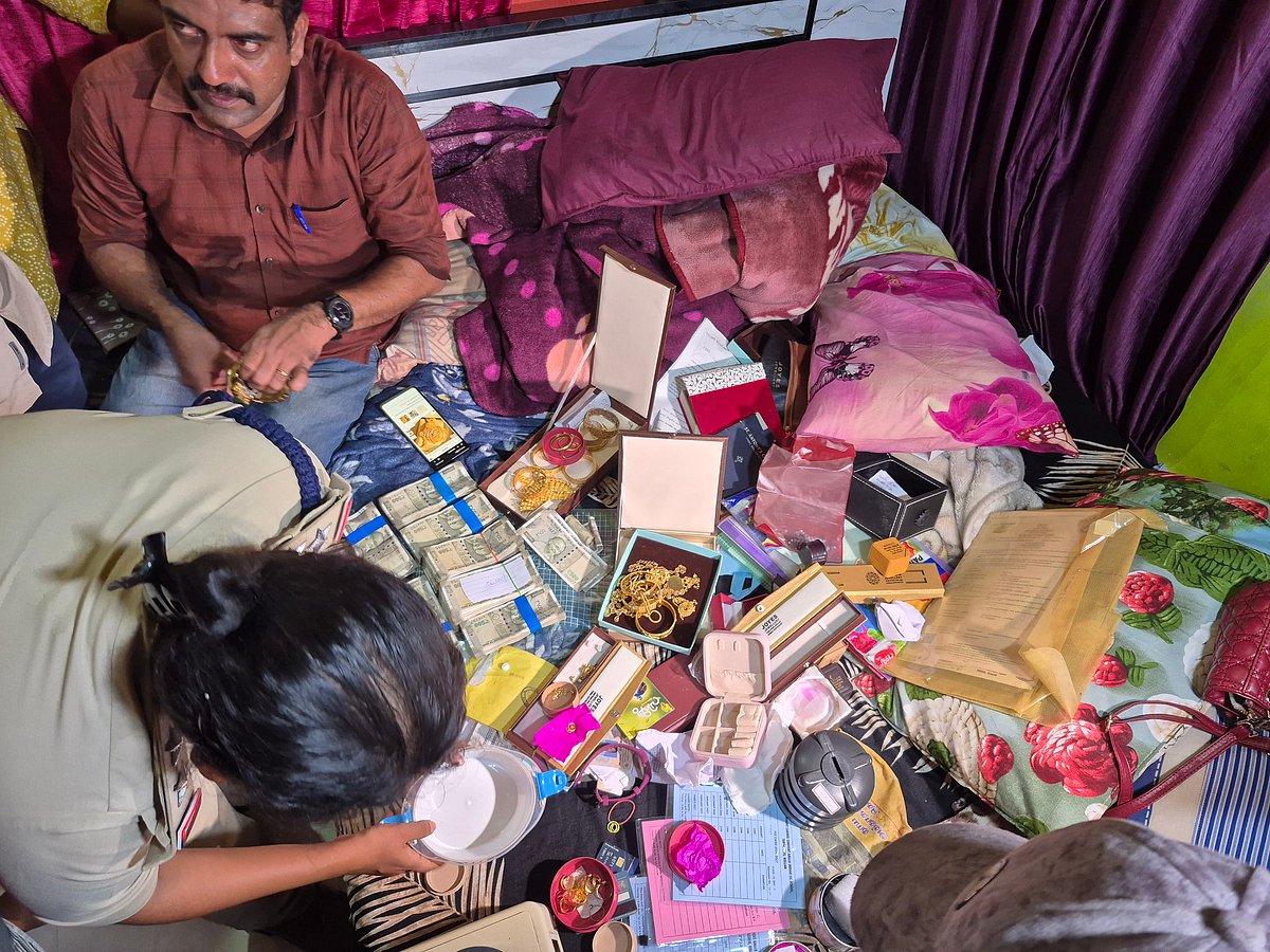 கேரளம்: கள்ளநோட்டு அச்சடிக்கும் மையம் கண்டுபிடிப்பு; அச்சடிக்க தயாராக இருந்த தாள்கள் பறிமுதல்