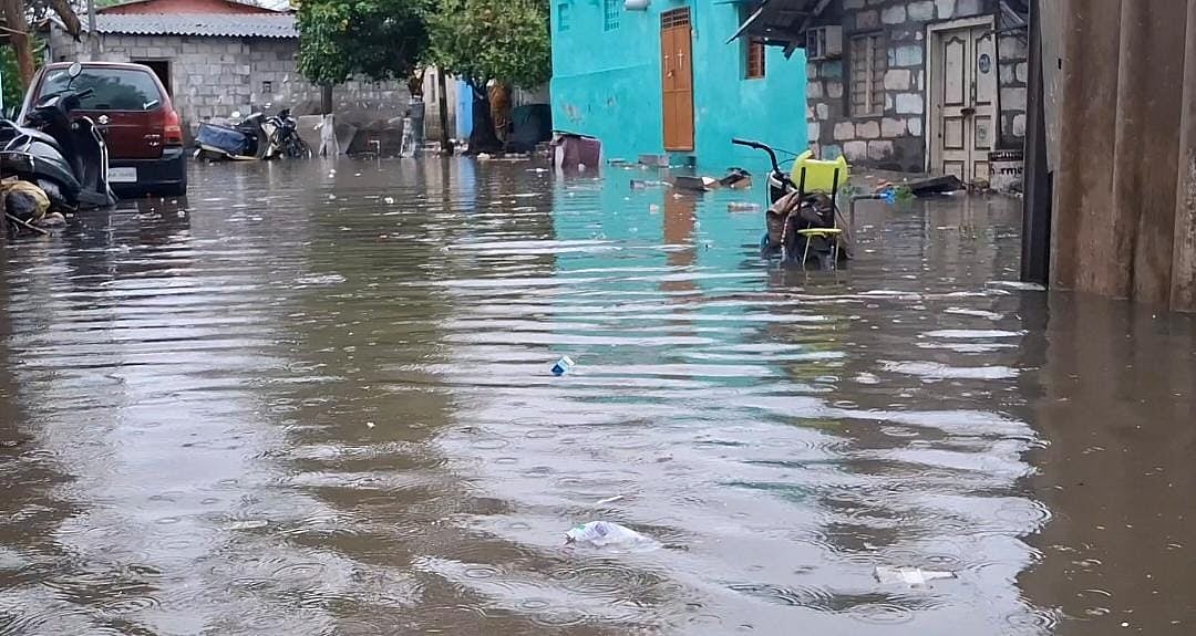 வீடுகளுக்குள் புகுந்த மழைநீர்