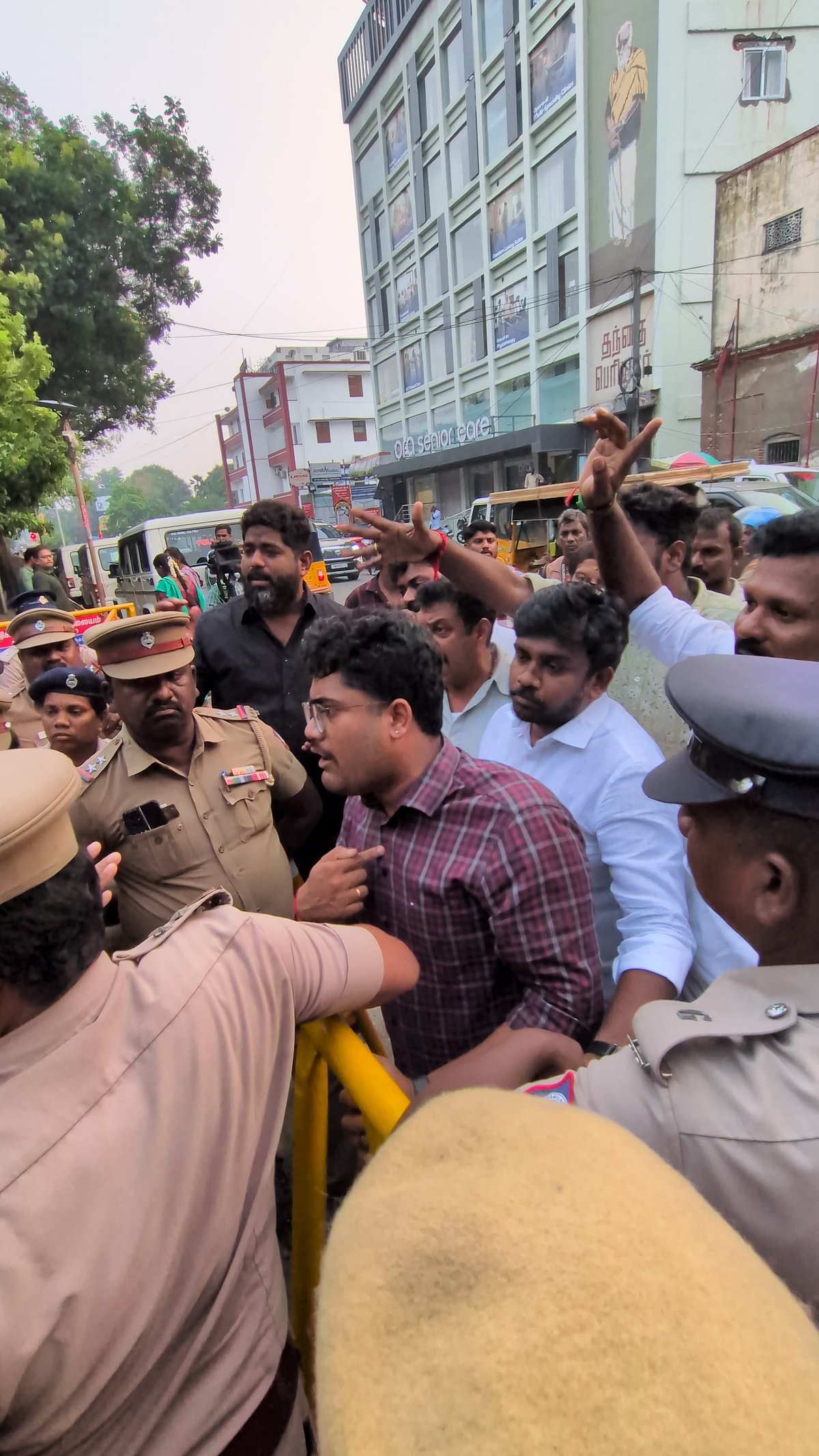 கமிஷ்னர் அலுவலகத்தில்