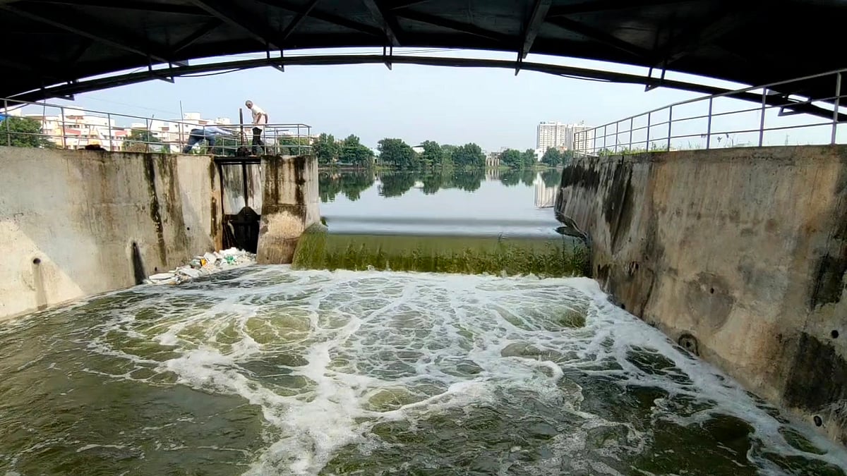 குளத்தில் இருந்து வெளியேறும் நீர்