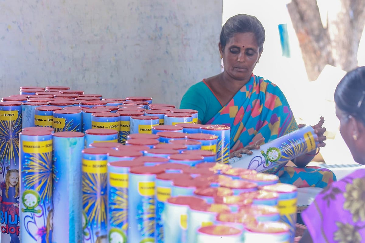 சிவகாசி: வண்ணமயமான தீபாவளிக்குப் பின்னால் ஆயிரம் கரங்களின் உழைப்பு; Sivakasi Photo Story 