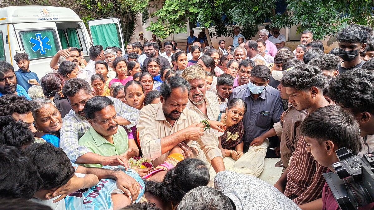 அகிலன் உடலுக்கு அஞ்சலி