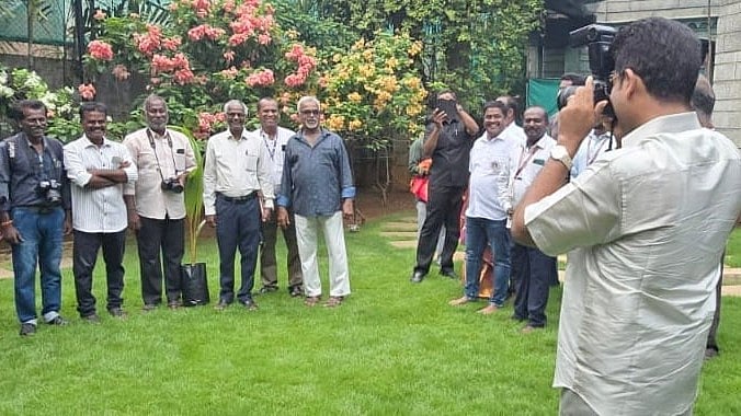 பத்திரிக்கையாளர்களை புகைப்படம் எடுத்த விஐடி துணைத் தலைவர் முனைவர் ஜி.வி.செல்வம்!