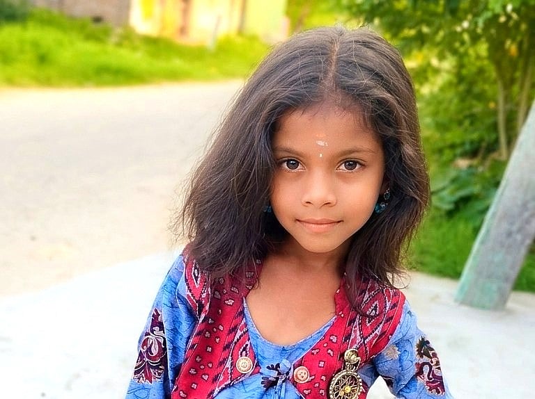 செஞ்சி: `கோயிலில் வெள்ளைப் பூ வந்தது.. என் மகள் உயிருடன் வருவாள்!’ - நம்பிக்கையுடன் சிறுமியின் தாய் 