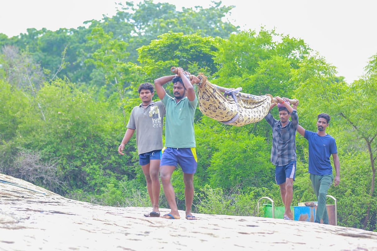 சதுரகிரி: சாமி பாக்க வர்றவங்கள, சாமிகிட்ட போனவங்கள தூக்கிட்டு வருவோம் - டோலி தொழிலாளர்கள்| Photos