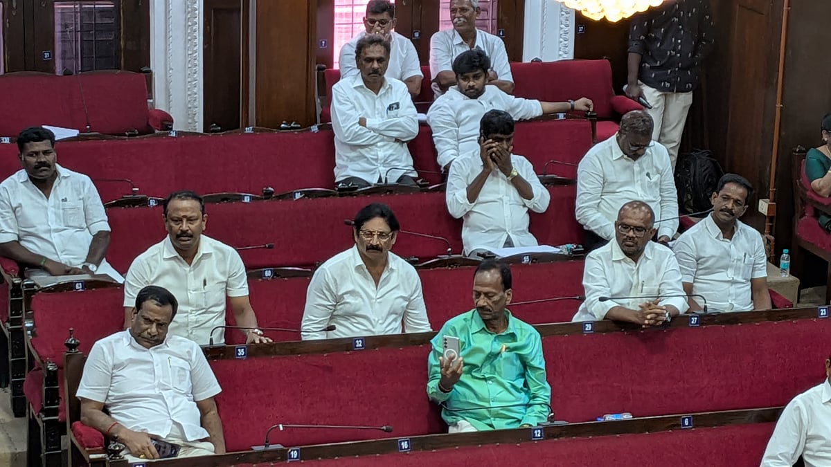 அதியமான் (கடைசிக்கு முந்தைய வரிசையில் இருப்பவர்)