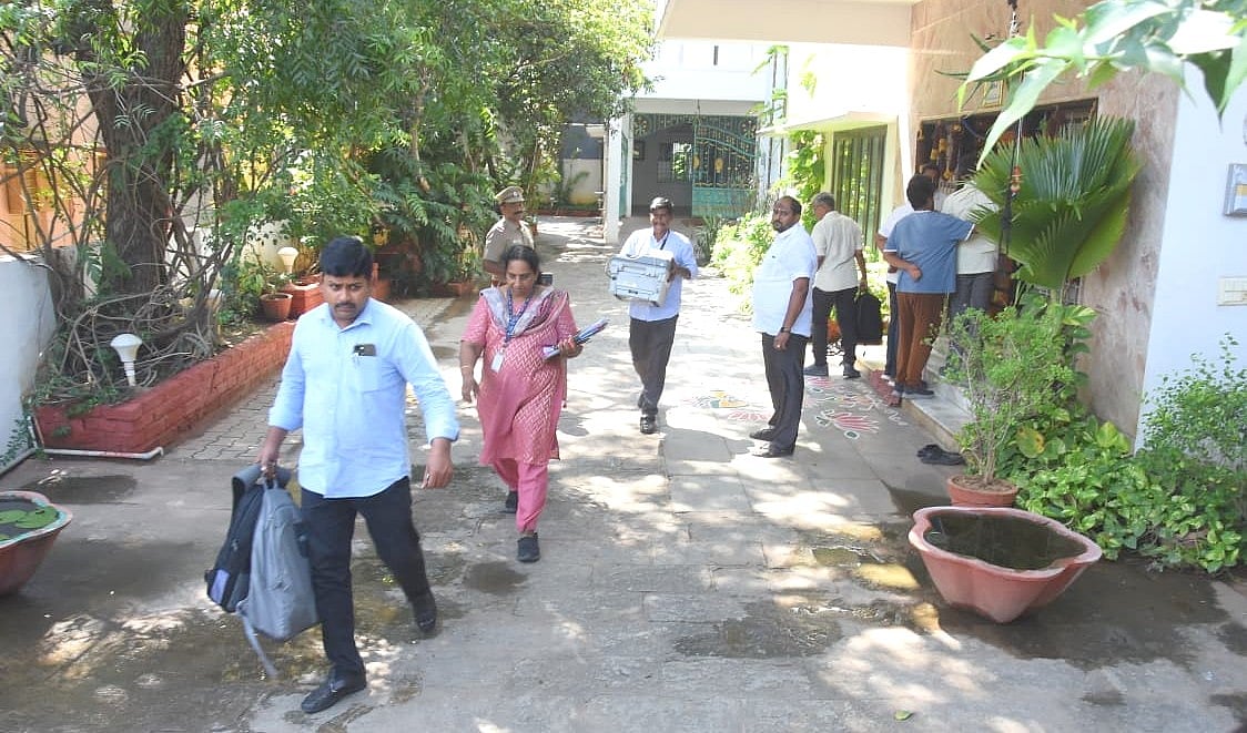 வேலூர் திமுக மாவட்டச் செயலாளர், தொழிலதிபர் சேகர் ரெட்டி வீடுகளில் ரெய்டு; லஞ்ச ஒழிப்புத்துறை அதிரடி!